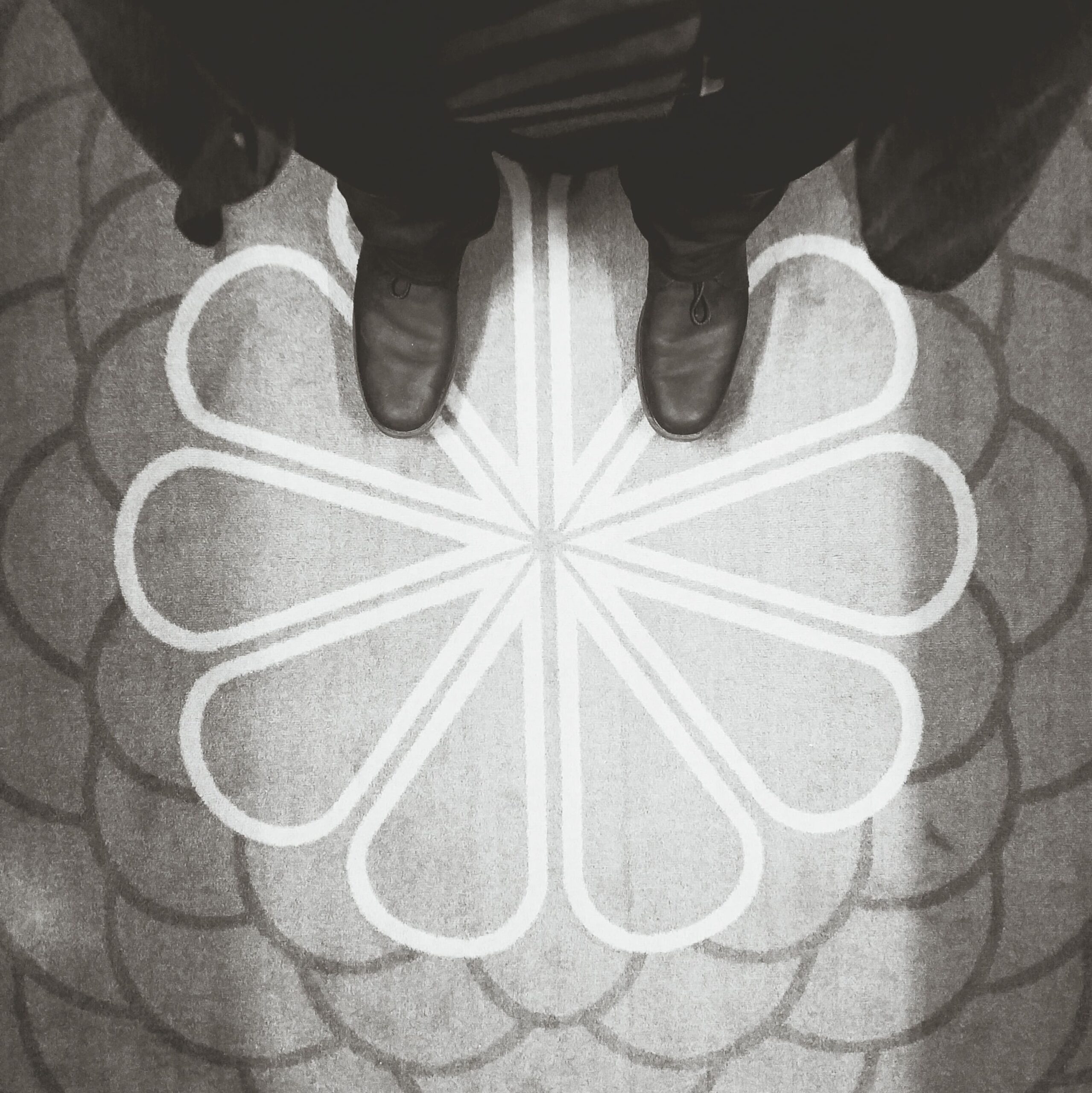 dolna-czesc-kobiety-stojacej-na-plytkowanej-podlodze (1)